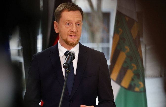 Spricht sich für einen anderen Umgang mit Russland-Sanktionen aus: Sachsens Ministerpräsident Michael Kretschmer.<span class='image-autor'>Foto: AFP/JENS SCHLUETER</span>
