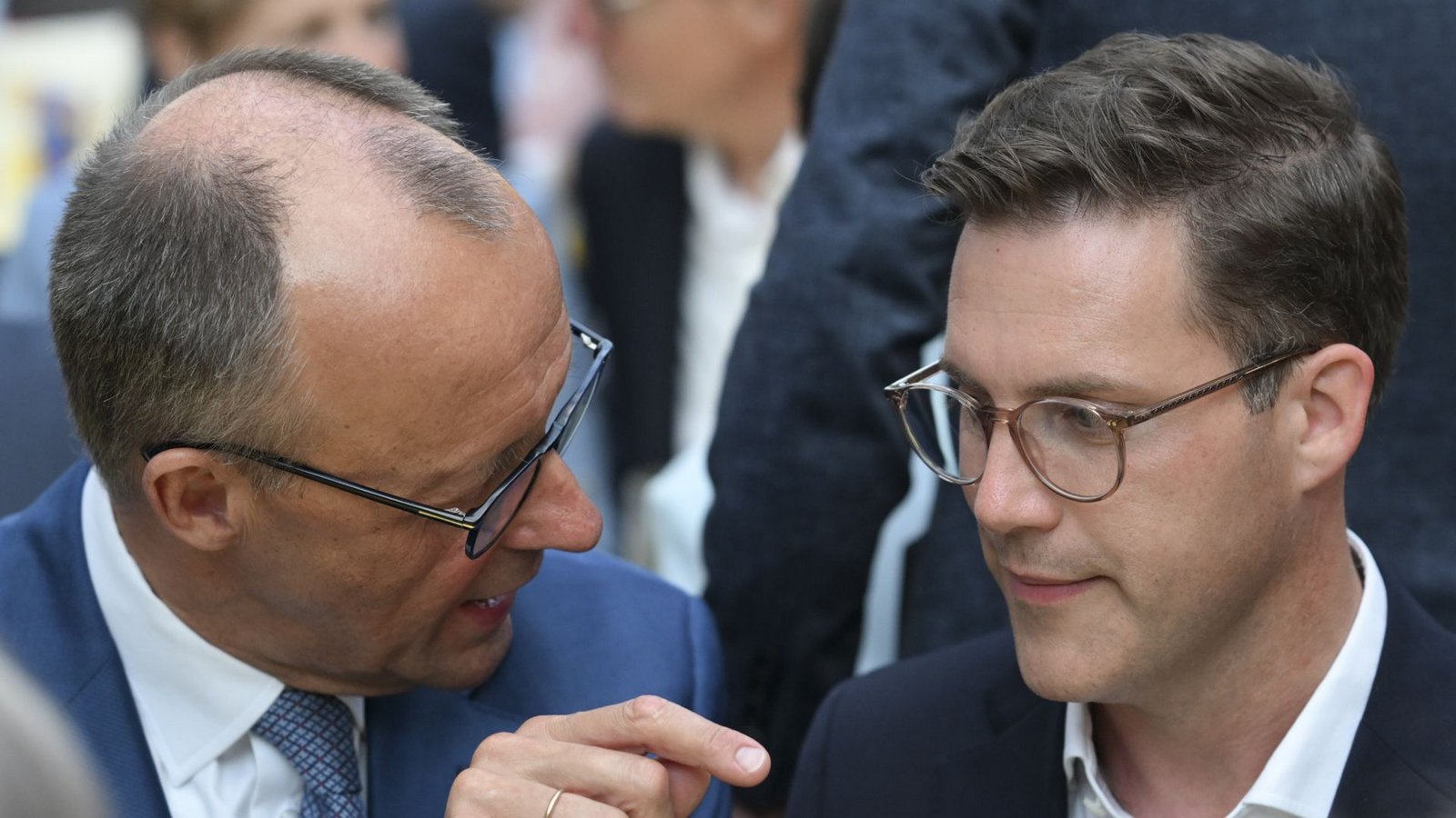 CDU-Landeschef nutzt den freien Platz neben Friedrich Merz, als Innenminister Thomas Strobl (CDU) eine Rede hält.Foto: Jens Kalaene/dpa CDU-Landeschef nutzt den freien Platz neben Friedrich Merz, als Innenminister Thomas Strobl (CDU) eine Rede hält.Foto: Jens Kalaene/dpa