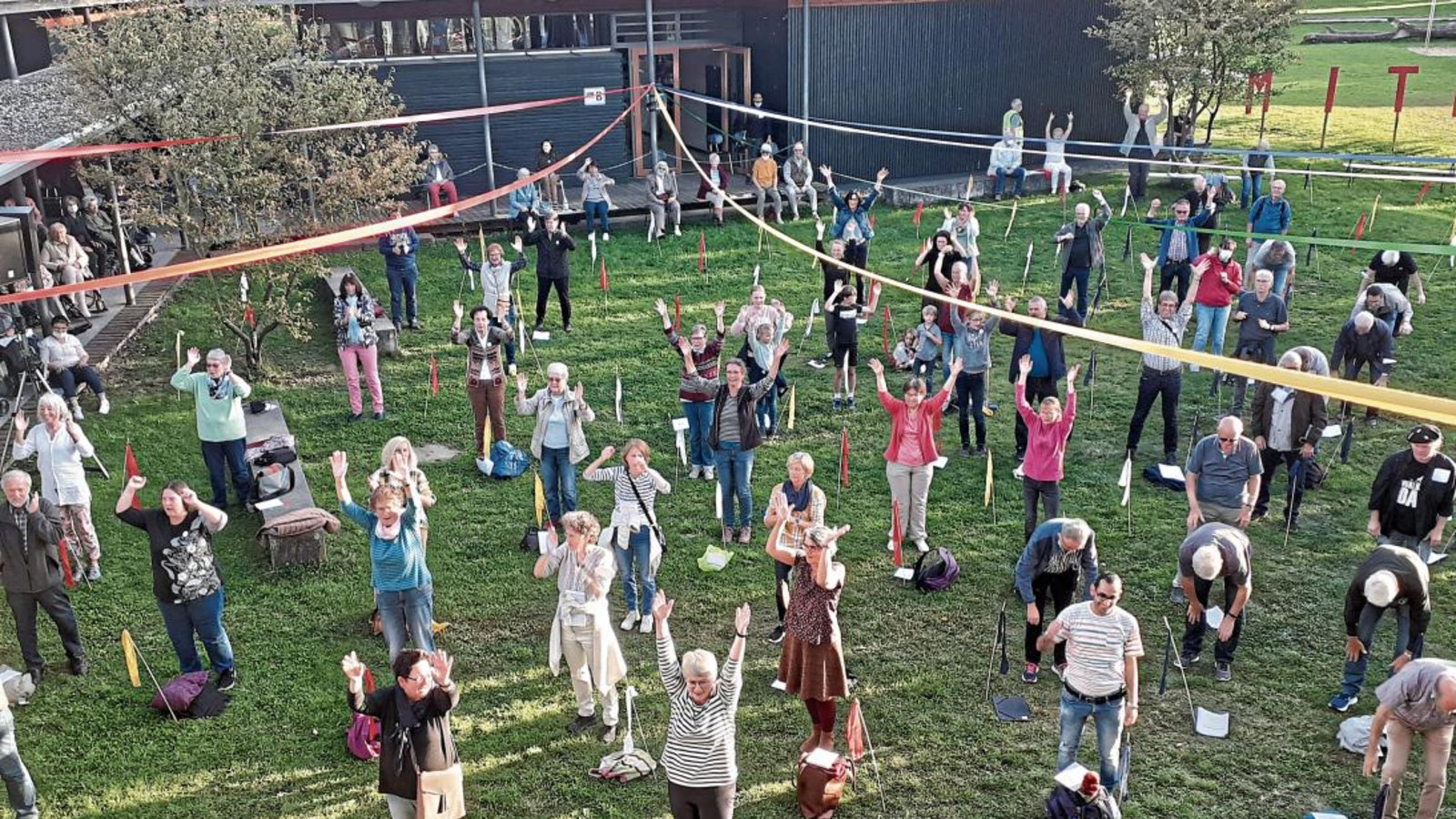 Unter einem kunterbunten Bänderdach ließen Sängerinnen und Sänger aus ganz Sachsenheim den Serenadenhof des Lichtenstern Gymnasiums erklingen. Foto: Glemser Unter einem kunterbunten Bänderdach ließen Sängerinnen und Sänger aus ganz Sachsenheim den Serenadenhof des Lichtenstern Gymnasiums erklingen. Foto: Glemser