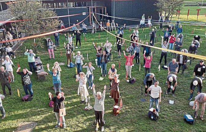 Unter einem kunterbunten Bänderdach ließen Sängerinnen und Sänger aus ganz Sachsenheim den Serenadenhof des Lichtenstern Gymnasiums erklingen.  Foto: Glemser