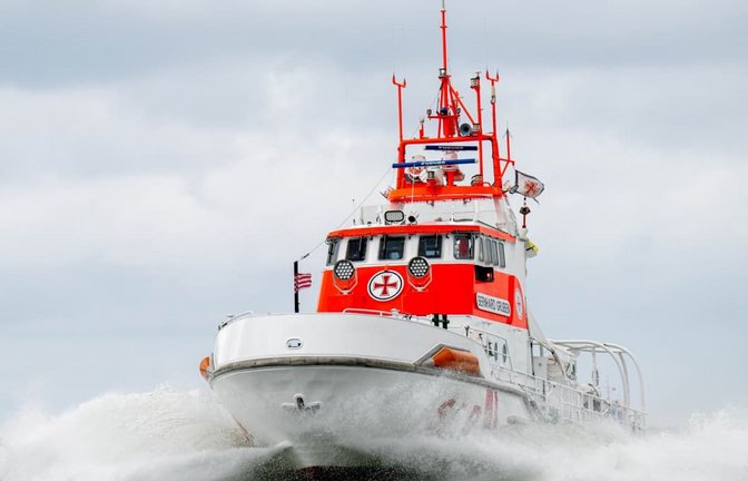 Mit mehreren Schiffen und Hubschraubern wurde nach dem Mann gesucht. (Symbolbild)<span class='image-autor'>Sina Schuldt/dpa</span>