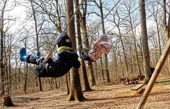 Auf der Schaukel ab in den ersehnten Frühling. Foto: Arning
