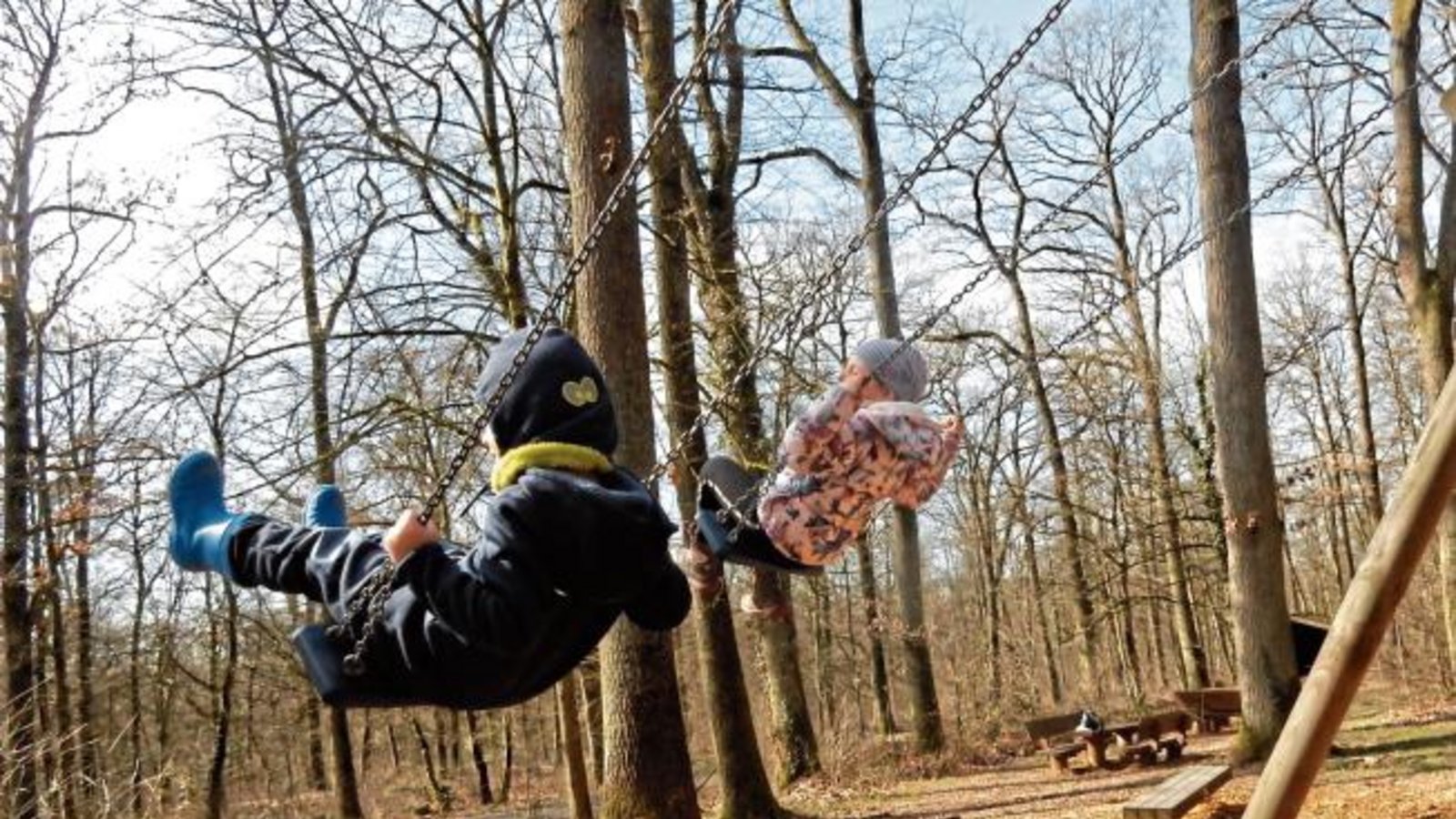 Auf der Schaukel ab in den ersehnten Frühling. Foto: Arning