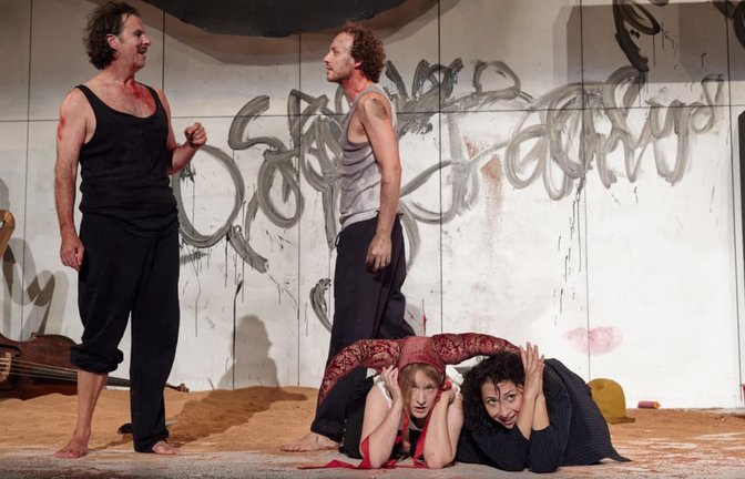 „Wie es euch gefällt“ im Theater Ulm: (von links) Frank Röder, Leon Tölle, Adele Schlichter und Alina Rank.<span class='image-autor'>Konrad Fersterer</span>