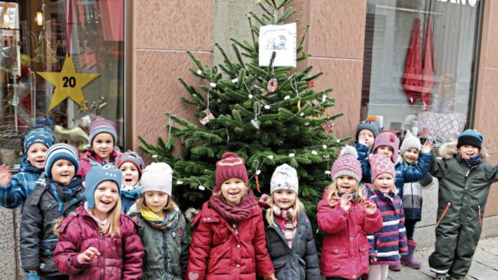 Neue Aktion bei der VAInachtszeit: In der Vaihinger Innenstadt stehen vor den Geschäften Weihnachtsbäume, die von Kindergärten und Schulen geschmückt werden. Die „Schlosszwerge“ von der Kindertagesstätte des CJD Kaltenstein haben jetzt ihre Bäume vor dem Weltladen und der Sternschnuppe weihnachtlich aufgepeppt. Foto: Bögel Neue Aktion bei der VAInachtszeit: In der Vaihinger Innenstadt stehen vor den Geschäften Weihnachtsbäume, die von Kindergärten und Schulen geschmückt werden. Die „Schlosszwerge“ von der Kindertagesstätte des CJD Kaltenstein haben jetzt ihre Bäume vor dem Weltladen und der Sternschnuppe weihnachtlich aufgepeppt. Foto: Bögel