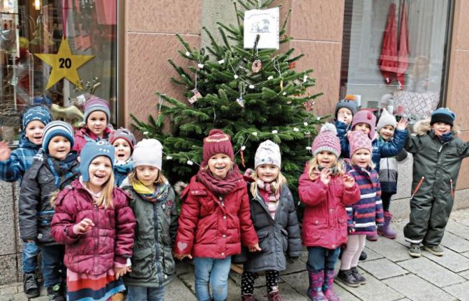 Neue Aktion bei der VAInachtszeit: In der Vaihinger Innenstadt stehen vor den Geschäften Weihnachtsbäume, die von Kindergärten und Schulen geschmückt werden. Die „Schlosszwerge“ von der Kindertagesstätte des CJD Kaltenstein haben jetzt ihre Bäume vor dem Weltladen und der Sternschnuppe weihnachtlich aufgepeppt. Foto: Bögel