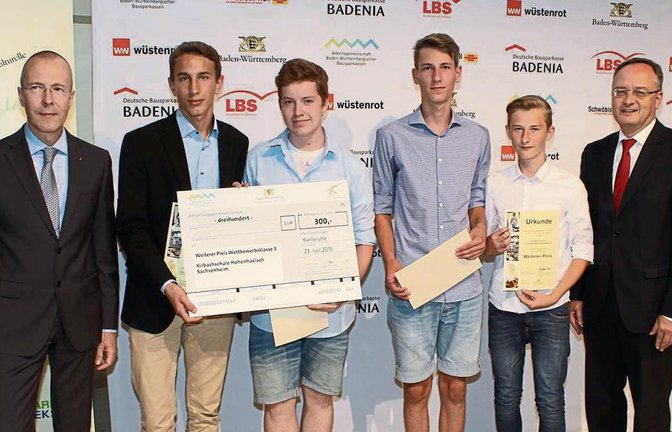 Christoph Schick (links) und Andreas Stoch gratulieren den vier Schülern der Kirbachschule Hohenhaslach Foto: p