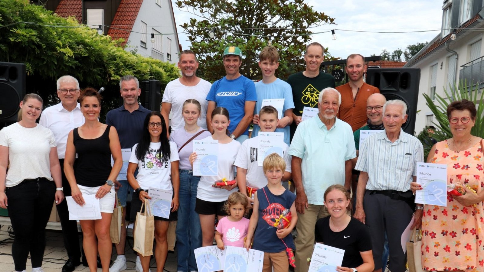 Die Stadtverwaltung gratuliert den Erst- bis Drittplatzierten aller Kategorien des diesjährigen Stadtradelns.  Fotos: Gergen