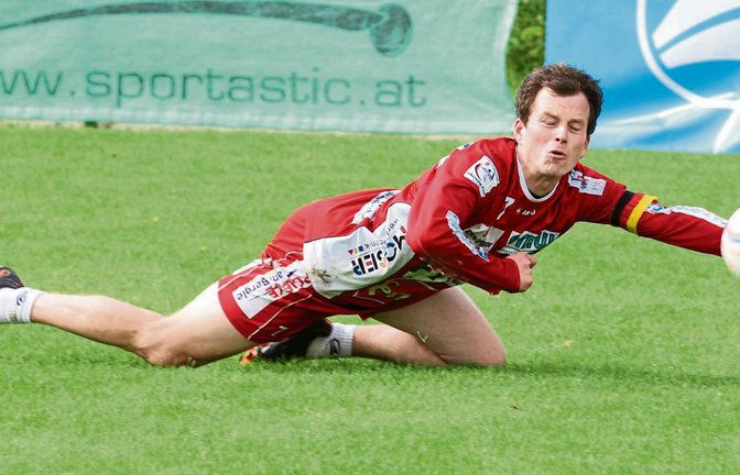 Marco Lochmahr streckt sich gegen den MTV Rosenheim letztlich vergebens. Der TVV-Zuspieler und seine Mannschaftskameraden verlieren mit 3:5. Foto: Nachreiner
