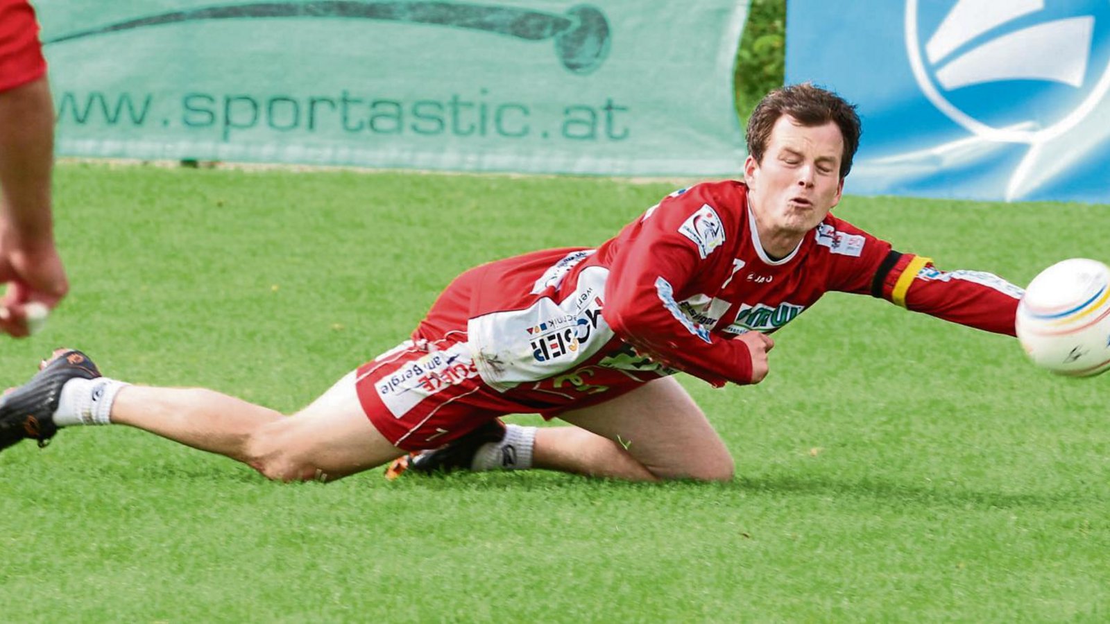 Marco Lochmahr streckt sich gegen den MTV Rosenheim letztlich vergebens. Der TVV-Zuspieler und seine Mannschaftskameraden verlieren mit 3:5. Foto: Nachreiner Marco Lochmahr streckt sich gegen den MTV Rosenheim letztlich vergebens. Der TVV-Zuspieler und seine Mannschaftskameraden verlieren mit 3:5. Foto: Nachreiner