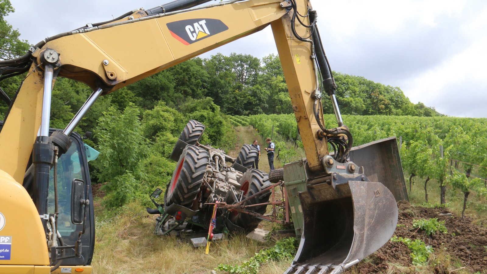 Kopfüber liegt das wuchtige Gespann im Hohenhaslacher Weinberg.  Foto: Rücker