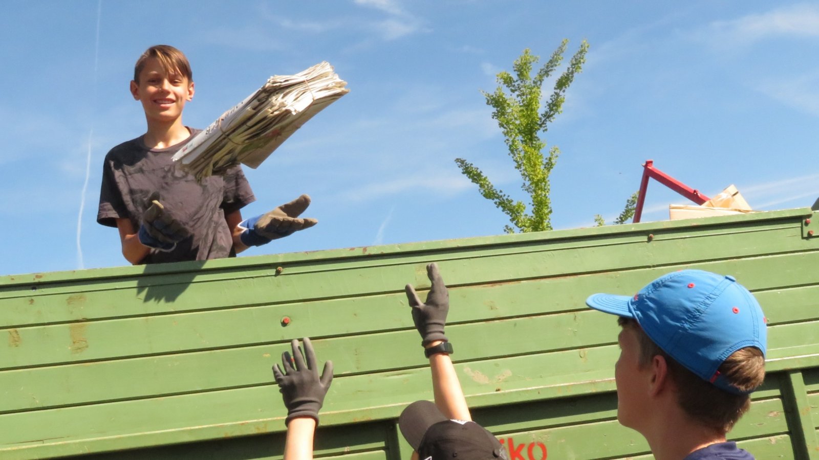 Altpapiersammlung in Vaihingen. Drei Vereine waren am Samstag im Stadtgebiet wieder im Einsatz. Foto: Arning Altpapiersammlung in Vaihingen. Drei Vereine waren am Samstag im Stadtgebiet wieder im Einsatz. Foto: Arning