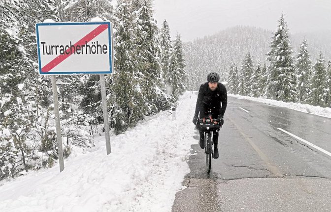 Im Schnee geht es an Tag 3 der Erdumrundung über die Turracherhöhe und den Loiblpass nach Slowenien.  Fotos: Markus Weinberg