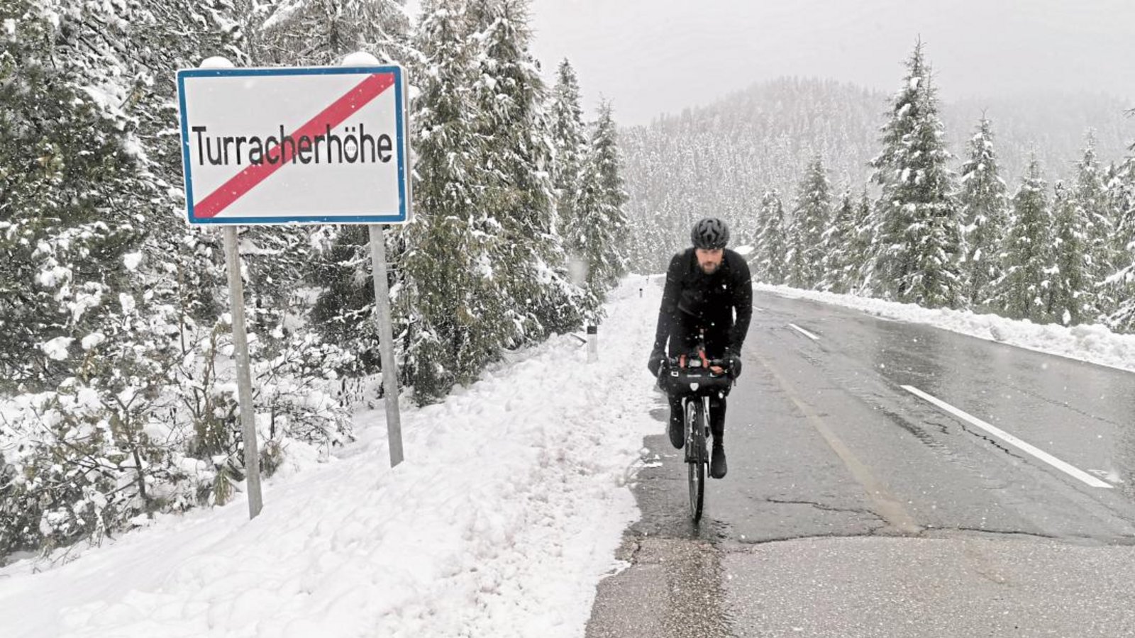 Im Schnee geht es an Tag 3 der Erdumrundung über die Turracherhöhe und den Loiblpass nach Slowenien. Fotos: Markus Weinberg Im Schnee geht es an Tag 3 der Erdumrundung über die Turracherhöhe und den Loiblpass nach Slowenien. Fotos: Markus Weinberg