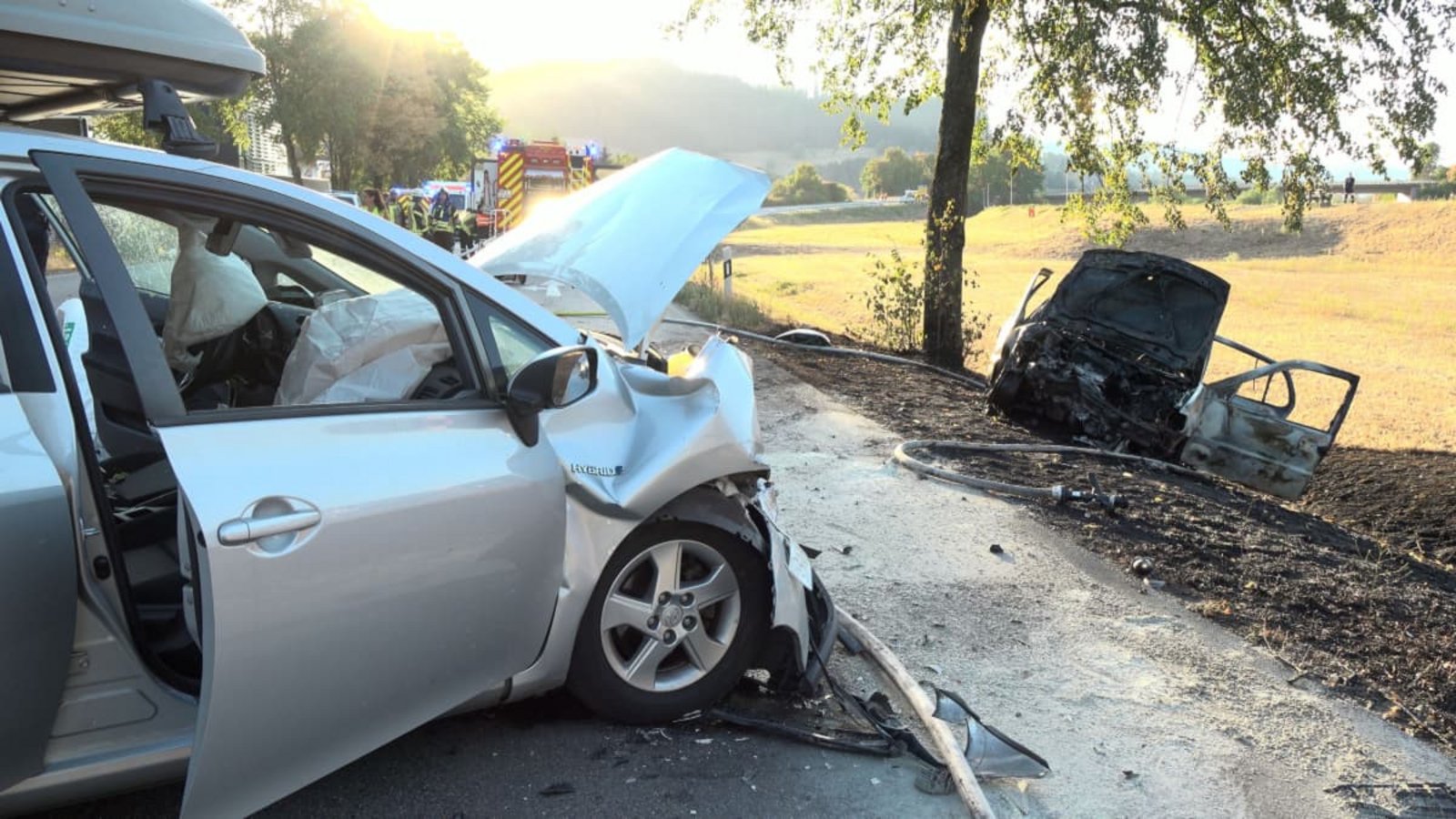Bei dem Unfall auf der B33 wurden sechs Menschen verletzt, davon drei lebensgefährlich. Die Ermittlungen zur Unfallursache laufen.Esther Busch/EinsatzReport24 Bei dem Unfall auf der B33 wurden sechs Menschen verletzt, davon drei lebensgefährlich. Die Ermittlungen zur Unfallursache laufen.Esther Busch/EinsatzReport24