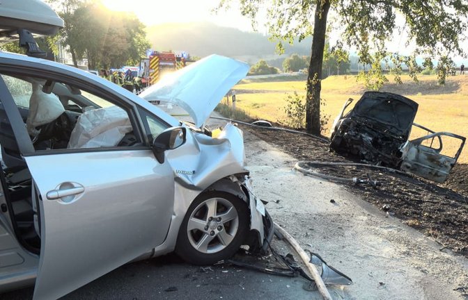 Bei dem Unfall auf der B33 wurden sechs Menschen verletzt, davon drei lebensgefährlich. Die Ermittlungen zur Unfallursache laufen.<span class='image-autor'>Esther Busch/EinsatzReport24</span>