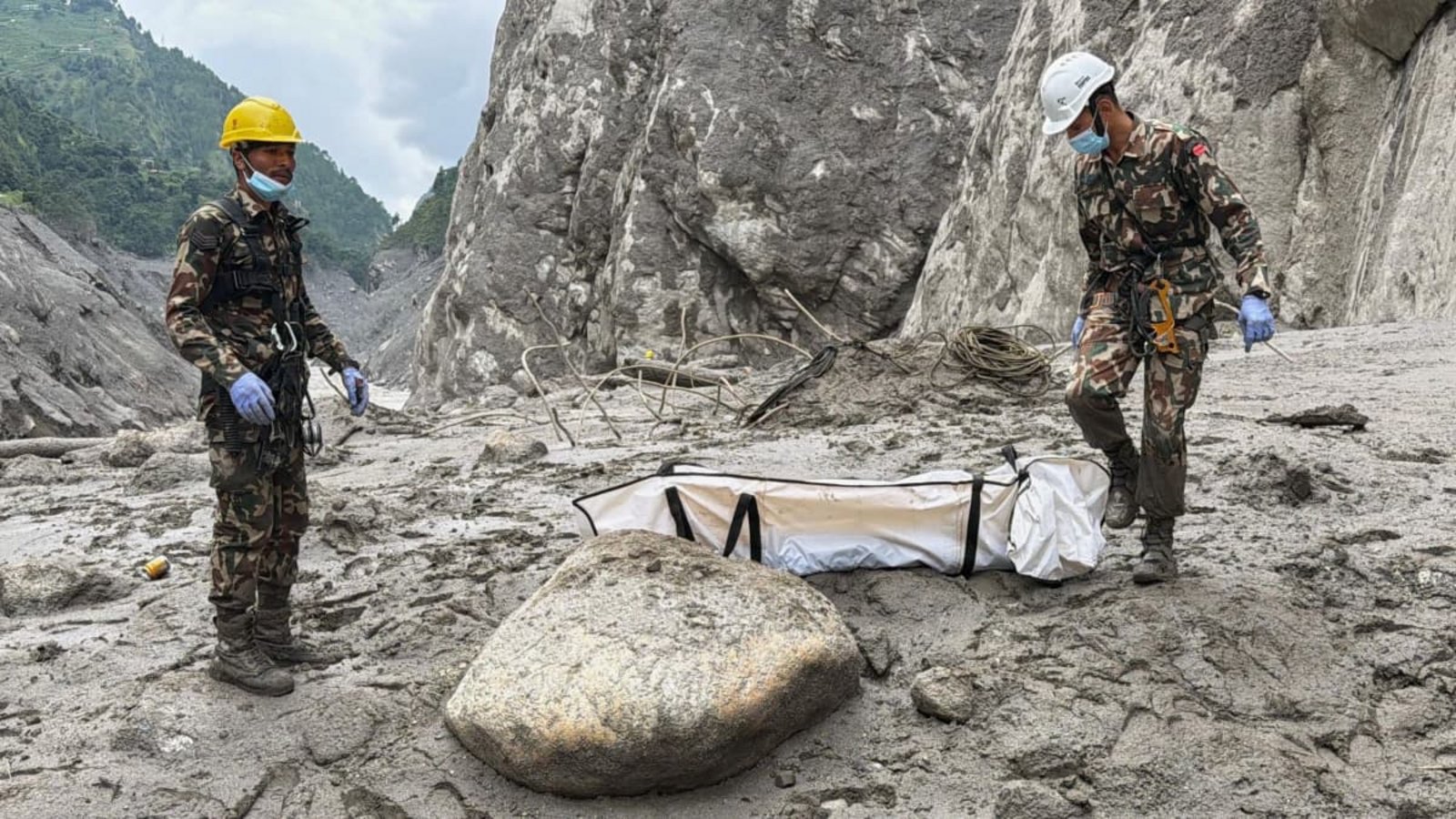 Soldaten der nepalesischen Armee tragen die Leiche eines Arbeiters, die an der Baustelle eines Wasserkraftprojekts in Upper Trishuli, Nepal, geborgen wurde.Kaslai Dine/AP/dpa Soldaten der nepalesischen Armee tragen die Leiche eines Arbeiters, die an der Baustelle eines Wasserkraftprojekts in Upper Trishuli, Nepal, geborgen wurde.Kaslai Dine/AP/dpa