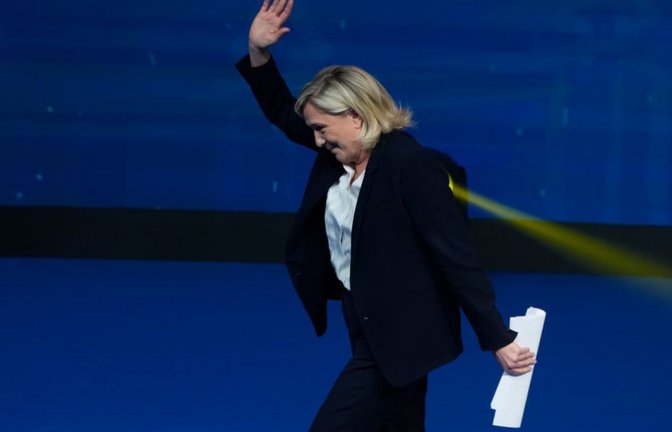 Ungeachtet ihrer Verurteilung zu einer Freiheitsstrafe hält die französische Rechtspopulistin Marine Le Pen an ihrer Präsidentschaftskandidatur fest (Archivfoto).<span class='image-autor'>Paul White/AP/dpa</span>