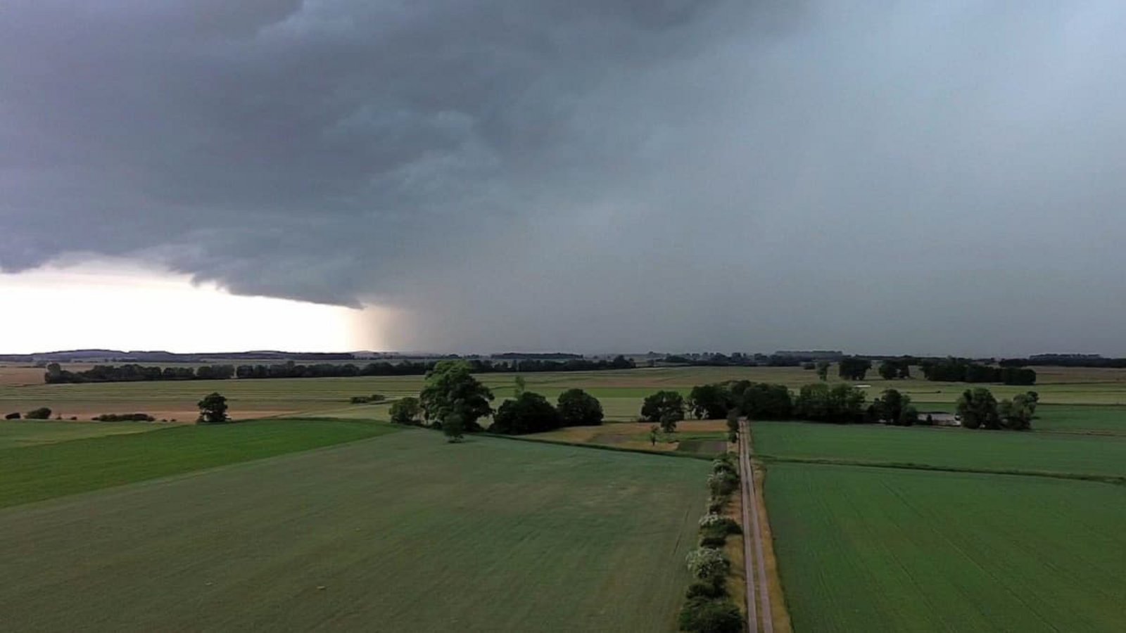 DWD-Warnung für den Kreis Ludwigsburg: Gewitter, Starkregen, Blitze und Sturmböen drohen. Dazu bleibt die Hitze am Mittwoch belastend.Cevin Dettlaff/dpa DWD-Warnung für den Kreis Ludwigsburg: Gewitter, Starkregen, Blitze und Sturmböen drohen. Dazu bleibt die Hitze am Mittwoch belastend.Cevin Dettlaff/dpa