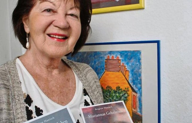 Brigitte Hanisch präsentiert ihren Fortsetzungsroman. Foto: Stahlfeld