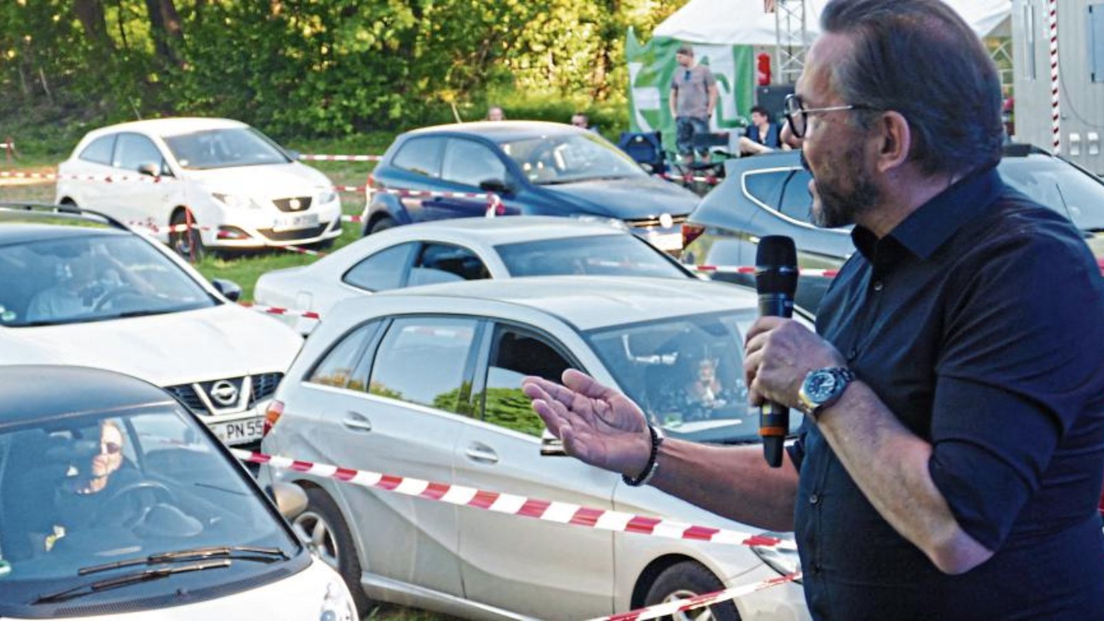 Der Witz vom Olli lockt am Samstag bei schönstem Wetter auch Besucher aus Aalen, Heilbronn und natürlich aus der Region zur ersten Auto-Comedy auf den Hoheneck-Sportplatz. Foto: Roth Der Witz vom Olli lockt am Samstag bei schönstem Wetter auch Besucher aus Aalen, Heilbronn und natürlich aus der Region zur ersten Auto-Comedy auf den Hoheneck-Sportplatz. Foto: Roth