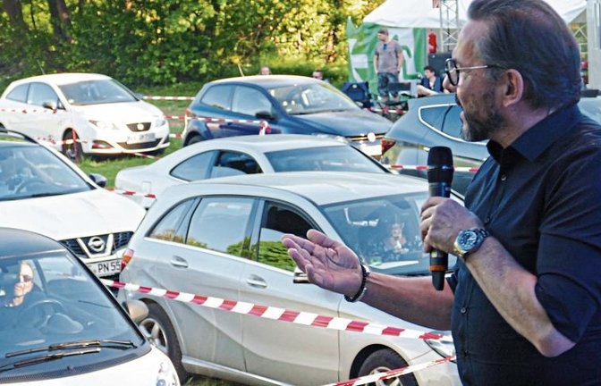 Der Witz vom Olli lockt am Samstag bei schönstem Wetter auch Besucher aus Aalen, Heilbronn und natürlich aus der Region zur ersten Auto-Comedy auf den Hoheneck-Sportplatz.  Foto: Roth