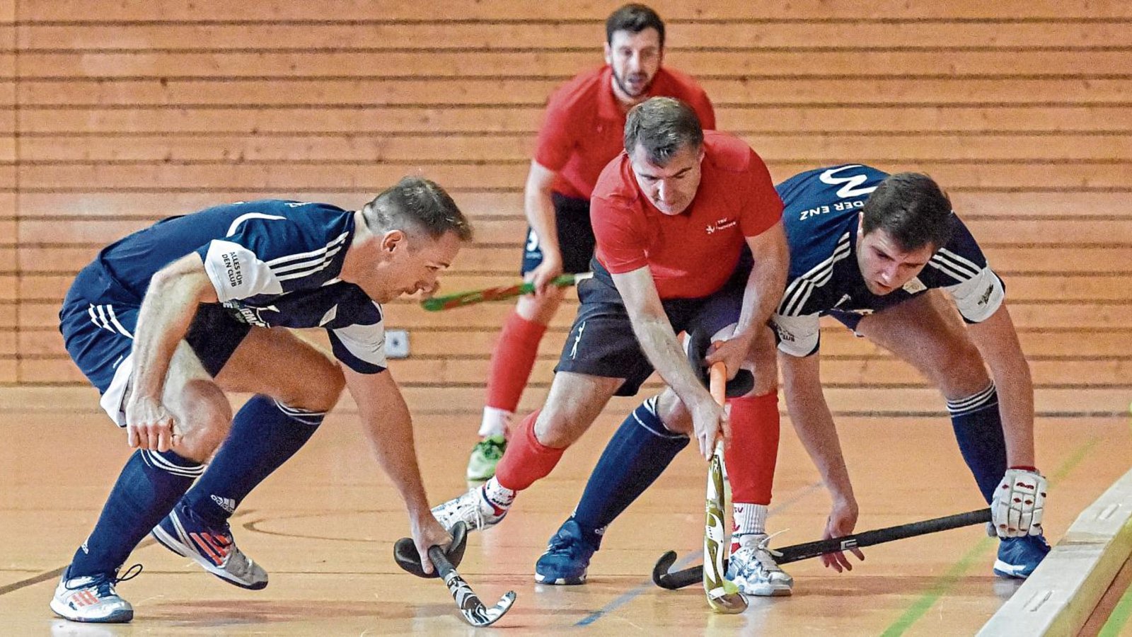 Sven König (links) und Felix Humbeck nehmen Matthias Wossidlo in die Zange. Doch der TSV Mannheim V lässt sich nicht beeindrucken und gewinnt mit 6:2. Foto: Leitner