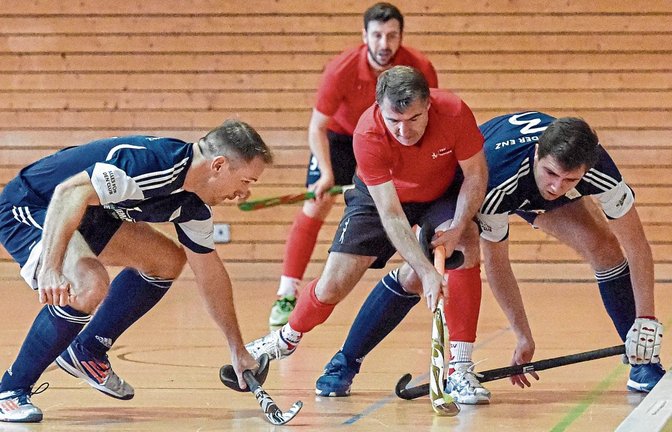 Sven König (links) und Felix Humbeck nehmen Matthias Wossidlo in die Zange. Doch der TSV Mannheim V lässt sich nicht beeindrucken und gewinnt mit 6:2. Foto: Leitner