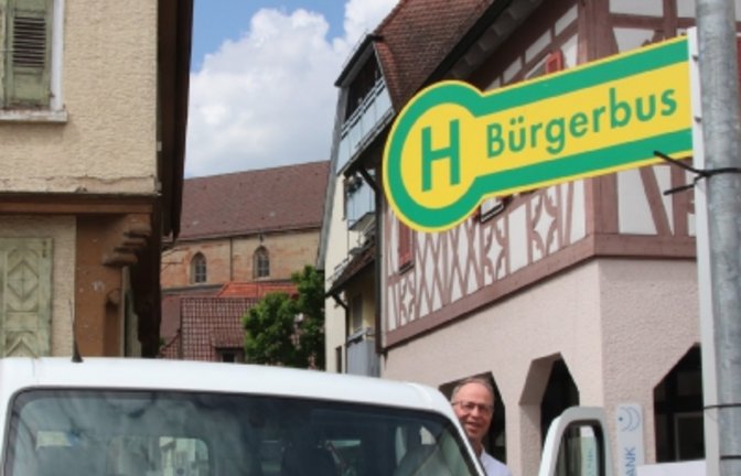 Maria Bontrup und Volker Ellenberger warten am Vaihinger Adlerplatz auf Passagiere im Bürgerbus Bürgerbus Vaihingen