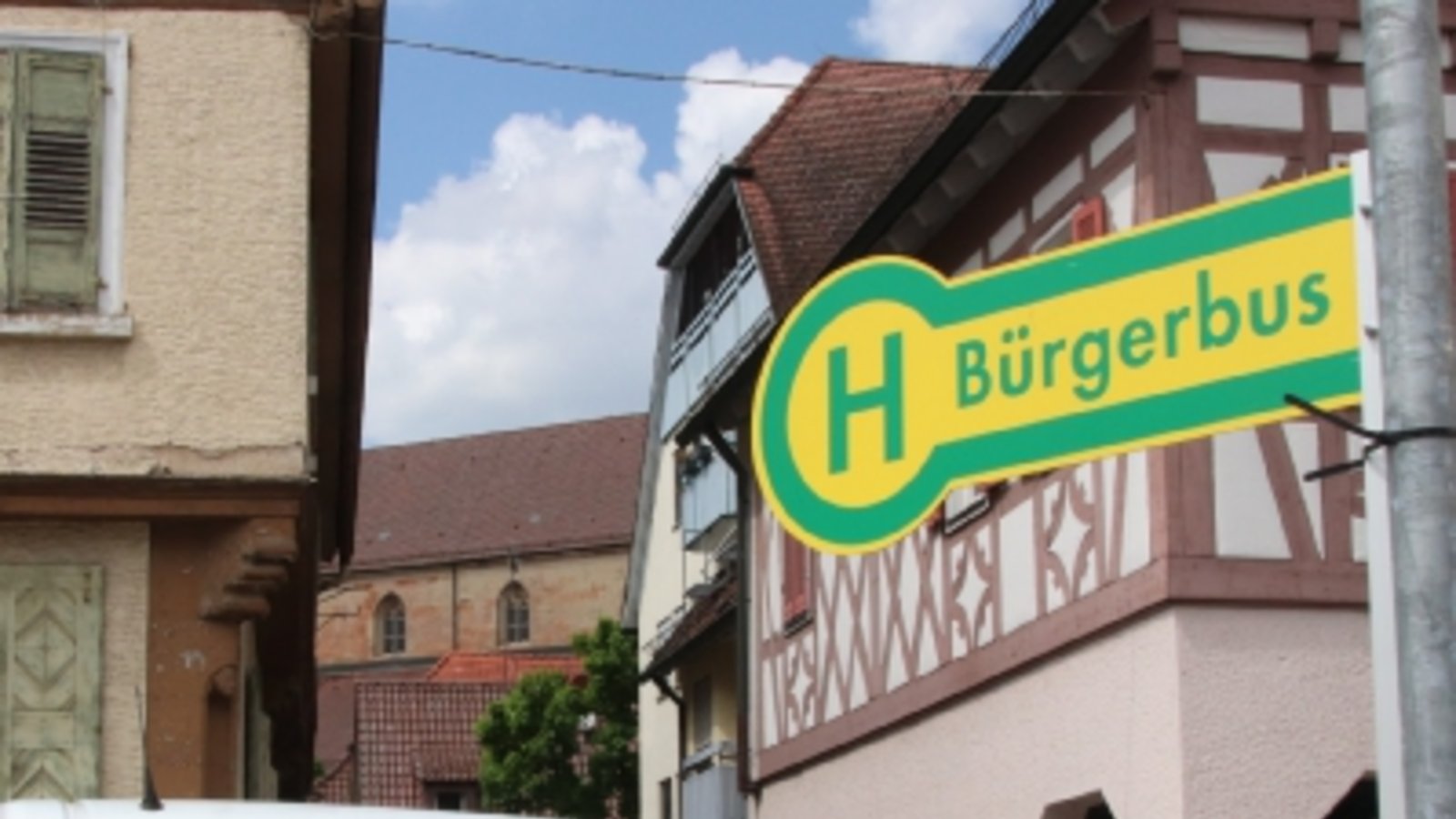Maria Bontrup und Volker Ellenberger warten am Vaihinger Adlerplatz auf Passagiere im Bürgerbus Bürgerbus Vaihingen