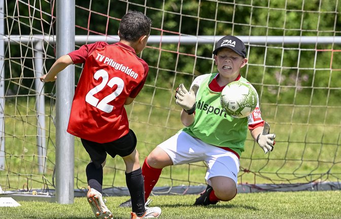 Der Großglattbacher Nachwuchskeeper Noah Müller (rechts) kann parieren. <span class='image-autor'>Foto: Leitner</span>