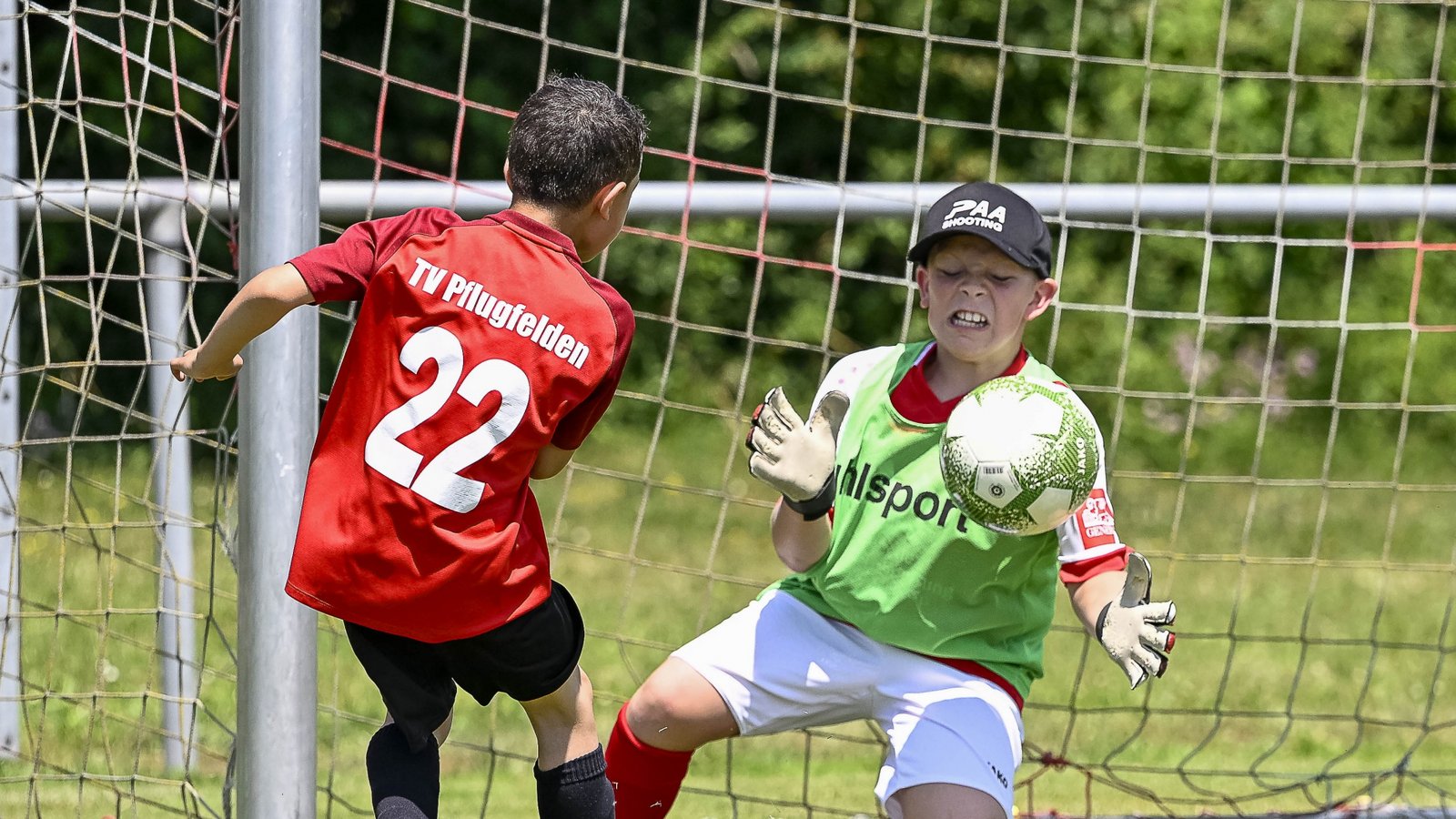 Der Großglattbacher Nachwuchskeeper Noah Müller (rechts) kann parieren. Foto: Leitner Der Großglattbacher Nachwuchskeeper Noah Müller (rechts) kann parieren. Foto: Leitner