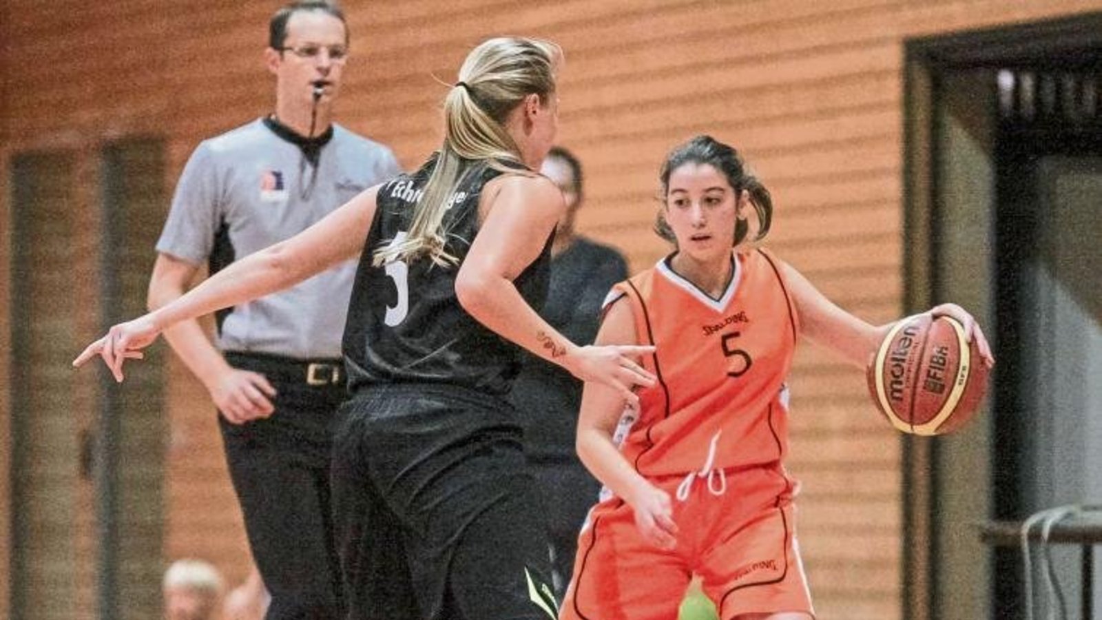 Angela Vulcano (rechts) ist als Aufbauspielerin der verlängerte Arm von Mike Bates, dem Trainer der BSG Vaihingen/Sachsenheim, auf dem Spielfeld. Foto: Simecek Angela Vulcano (rechts) ist als Aufbauspielerin der verlängerte Arm von Mike Bates, dem Trainer der BSG Vaihingen/Sachsenheim, auf dem Spielfeld. Foto: Simecek