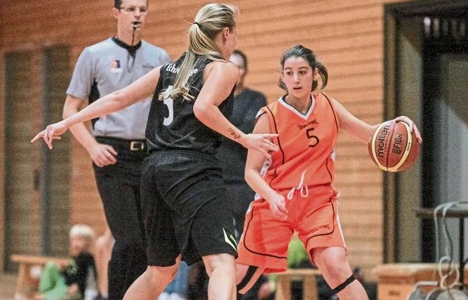 Angela Vulcano (rechts) ist als Aufbauspielerin der verlängerte Arm von Mike Bates, dem Trainer der BSG Vaihingen/Sachsenheim, auf dem Spielfeld. Foto: Simecek