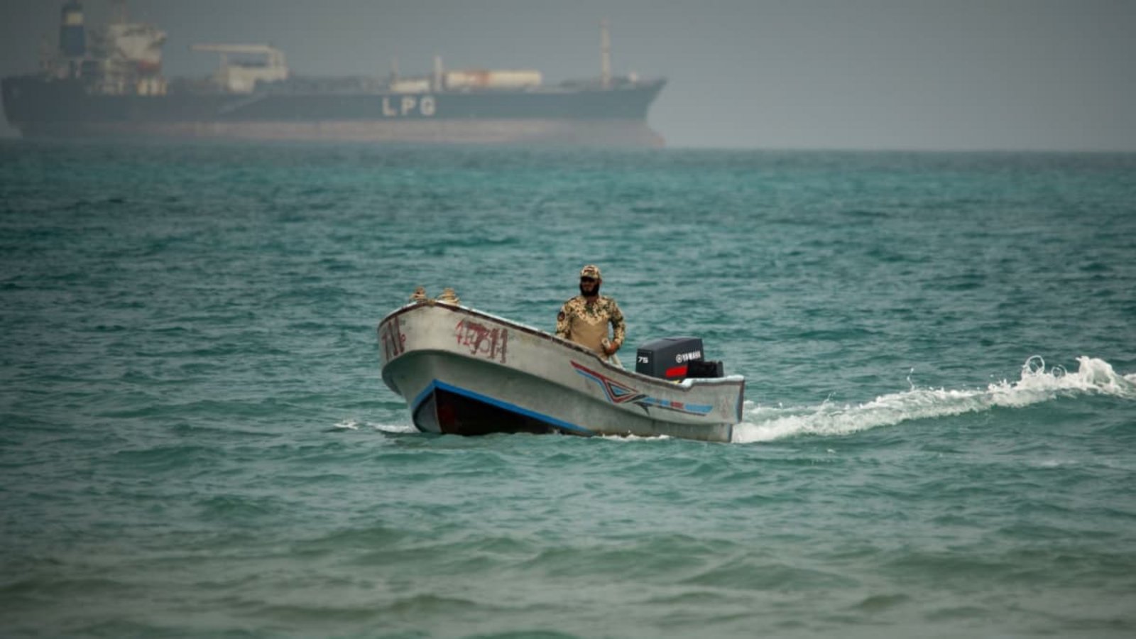 Vor dem Hintergrund eines LPG-Tankers (Flüssiggas) fährt ein jemenitischer Soldat in den Gewässern nördlich der Straße von Bab el-Mandeb. (Archivbild).Abdulnasser Alseddik/AP/dpa Vor dem Hintergrund eines LPG-Tankers (Flüssiggas) fährt ein jemenitischer Soldat in den Gewässern nördlich der Straße von Bab el-Mandeb. (Archivbild).Abdulnasser Alseddik/AP/dpa