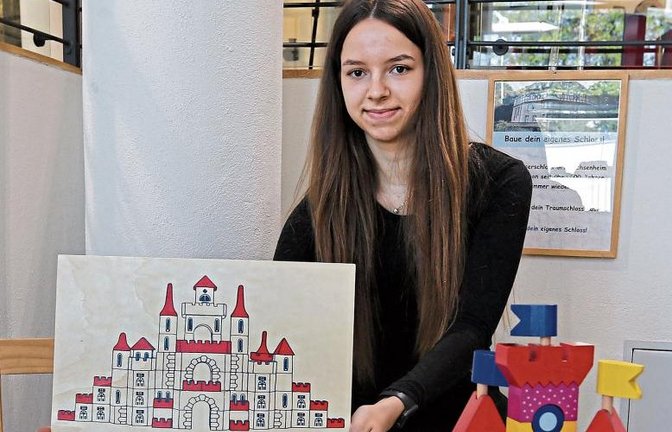 Jennifer Stobinsky, die ihr Freiwilliges Soziales Jahr im Stadtmuseum ableistet, hat sich in die Konzeption der Stationen eingebracht und zeigt, was aus den Bauklötzen entstehen soll. Fotos: Küppers