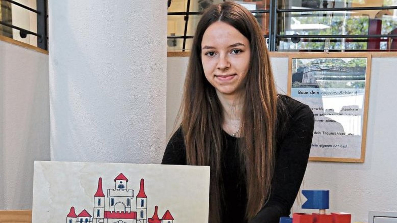 Jennifer Stobinsky, die ihr Freiwilliges Soziales Jahr im Stadtmuseum ableistet, hat sich in die Konzeption der Stationen eingebracht und zeigt, was aus den Bauklötzen entstehen soll. Fotos: Küppers Jennifer Stobinsky, die ihr Freiwilliges Soziales Jahr im Stadtmuseum ableistet, hat sich in die Konzeption der Stationen eingebracht und zeigt, was aus den Bauklötzen entstehen soll. Fotos: Küppers