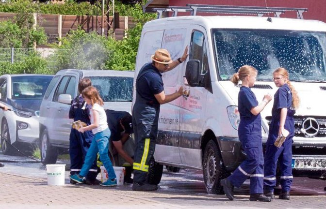 Die Fahrzeuge von rund 80 Autofahrern werden von den 25 Helfern am Feuerwehrhaus auf Hochglanz gebracht.  Foto: Friedrich