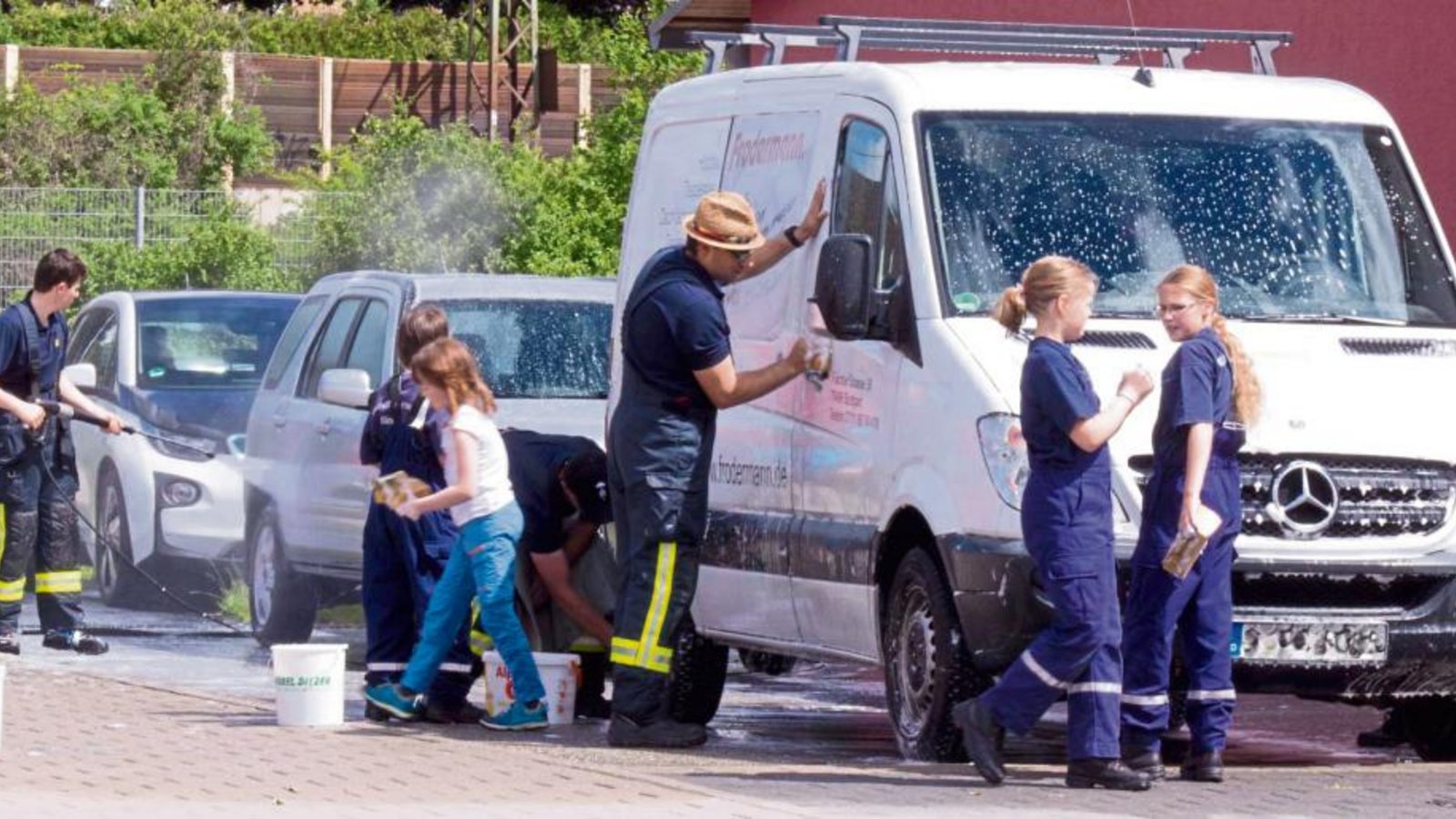 Die Fahrzeuge von rund 80 Autofahrern werden von den 25 Helfern am Feuerwehrhaus auf Hochglanz gebracht. Foto: Friedrich Die Fahrzeuge von rund 80 Autofahrern werden von den 25 Helfern am Feuerwehrhaus auf Hochglanz gebracht. Foto: Friedrich