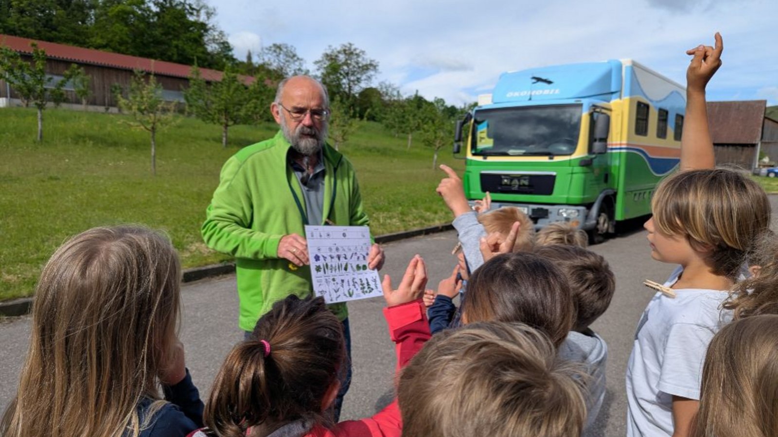 So macht Lernen Spaß: Biologe Werner Paech bringt Kindern die Natur näher. Foto: p So macht Lernen Spaß: Biologe Werner Paech bringt Kindern die Natur näher. Foto: p