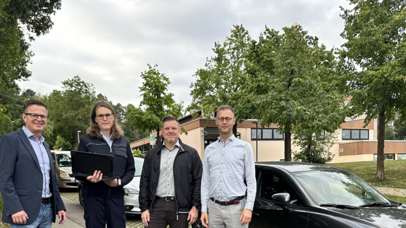 Auftakt vor einer Grundschule.  Foto: LE