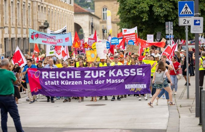 Bei der Kundgebung „Kommunen am Limit“ kamen mehrere tausend Demonstrierende auf dem Stuttgarter Schlossplatz zusammen.<span class='image-autor'>Lichtgut/Julian Rettig</span>