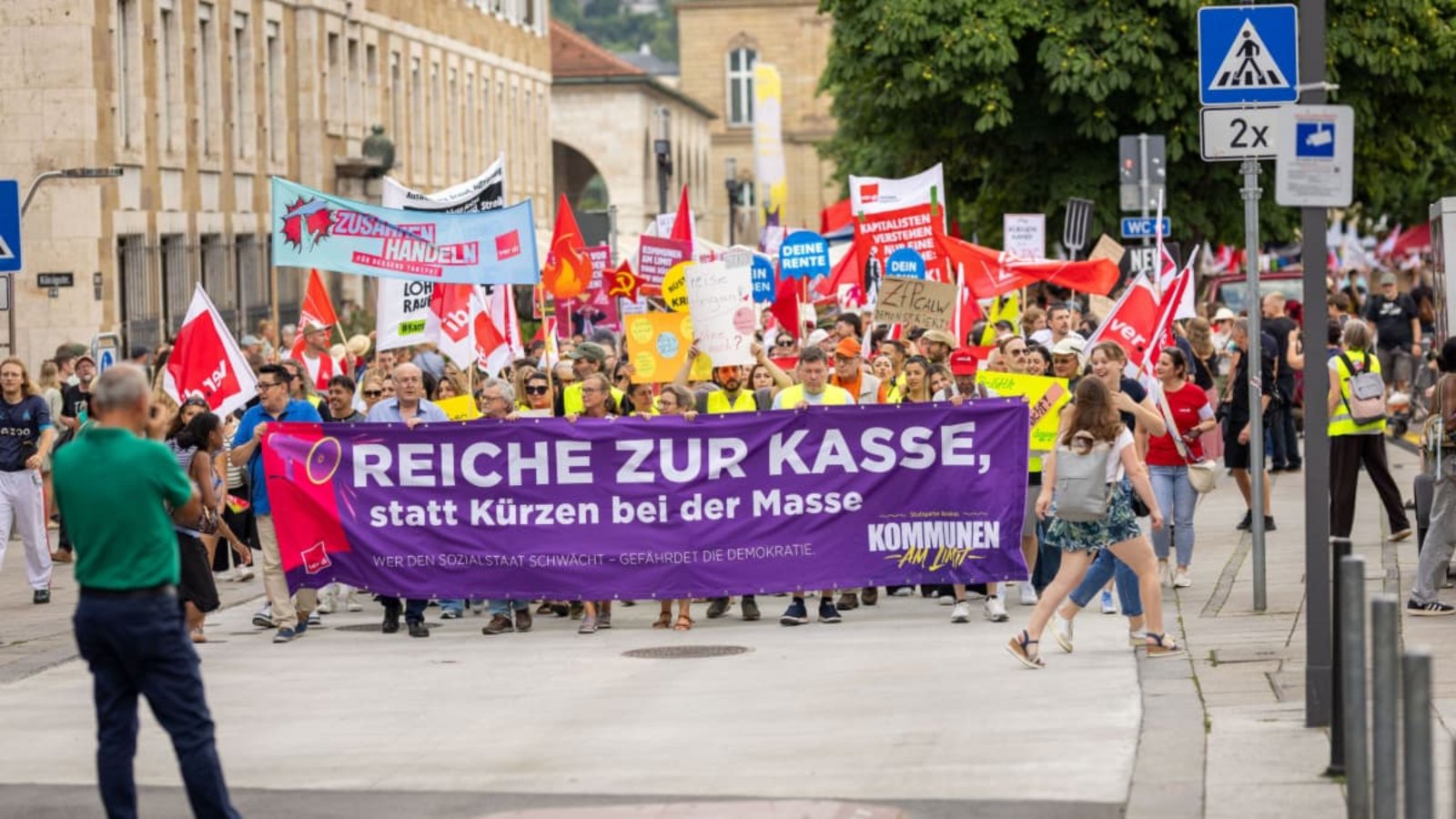 Bei der Kundgebung „Kommunen am Limit“ kamen mehrere tausend Demonstrierende auf dem Stuttgarter Schlossplatz zusammen.Lichtgut/Julian Rettig