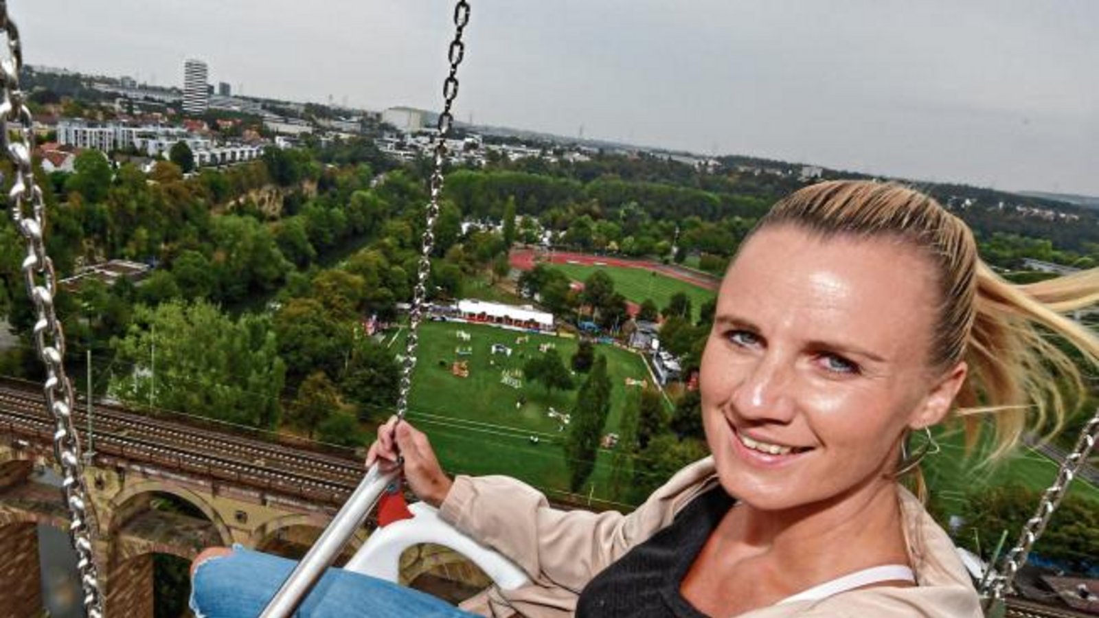Claudia genießt den Flug im 80 Meter hohen Kettenkarussel auf dem Bietigheimer Pferdemarkt, der nach einem Kindernachmittag heute um 19 Uhr mit einem Auftritt der Lollis im Festzelt in Bietigheim-Bissingen endet. Foto: Kalb Claudia genießt den Flug im 80 Meter hohen Kettenkarussel auf dem Bietigheimer Pferdemarkt, der nach einem Kindernachmittag heute um 19 Uhr mit einem Auftritt der Lollis im Festzelt in Bietigheim-Bissingen endet. Foto: Kalb