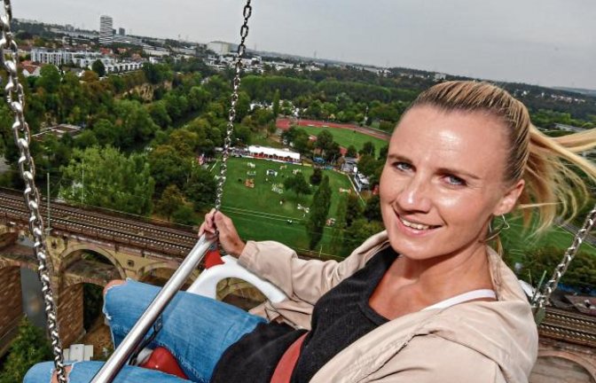 Claudia genießt den Flug im 80 Meter hohen Kettenkarussel auf dem Bietigheimer Pferdemarkt, der nach einem Kindernachmittag heute um 19 Uhr mit einem Auftritt der Lollis im Festzelt in Bietigheim-Bissingen endet.  Foto: Kalb