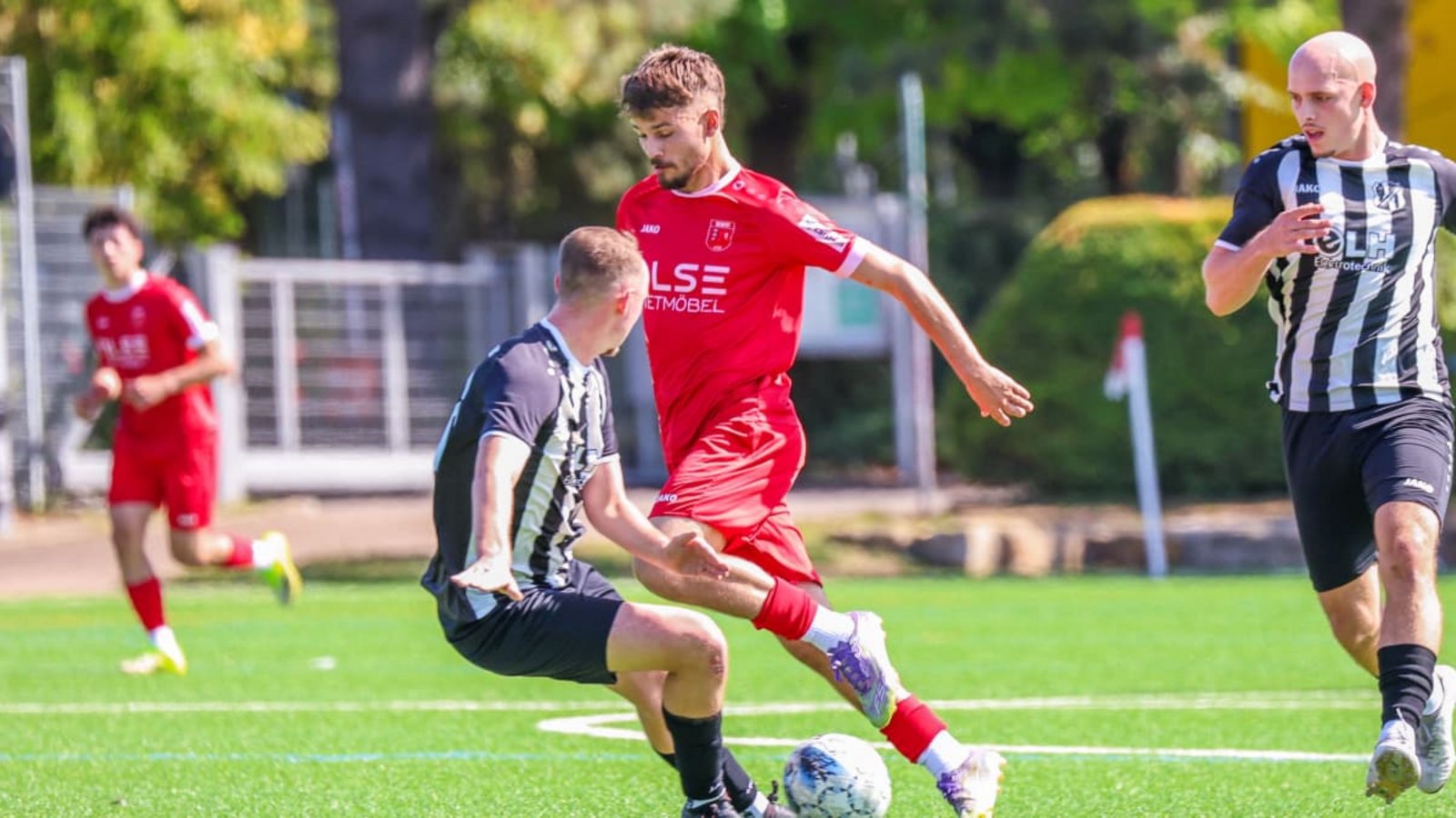 Der Fellbacher Maximilian Bresic bereitet in Balingen das 1:0 von Mert Icmez vor und erzielt später selbst das 2:0.Günter Schmid Der Fellbacher Maximilian Bresic bereitet in Balingen das 1:0 von Mert Icmez vor und erzielt später selbst das 2:0.Günter Schmid