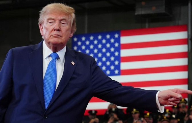 US-Präsident Donald Trump provoziert erneut mit der Ankündigung einer Übernahme der Straße von Hormus.<span class='image-autor'>Julia Demaree Nikhinson/AP/dpa</span>