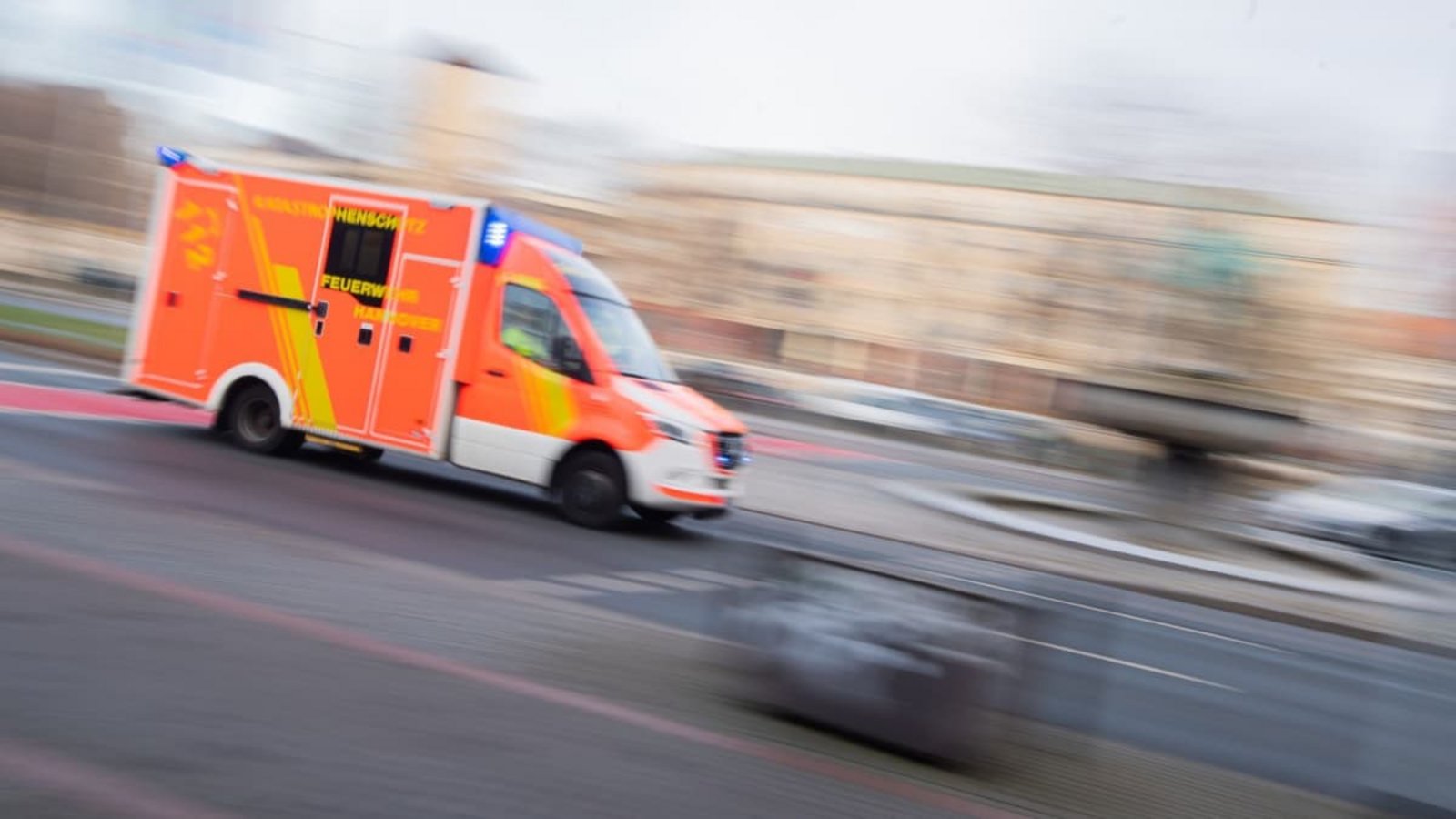 Ein Rettungswagen brachte den Mann in ein Krankenhaus. (Symbolbild)Julian Stratenschulte/dpa Ein Rettungswagen brachte den Mann in ein Krankenhaus. (Symbolbild)Julian Stratenschulte/dpa