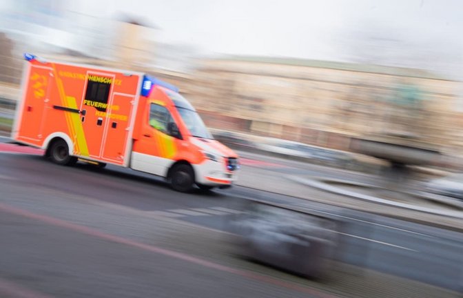 Ein Rettungswagen brachte den Mann in ein Krankenhaus. (Symbolbild)<span class='image-autor'>Julian Stratenschulte/dpa</span>