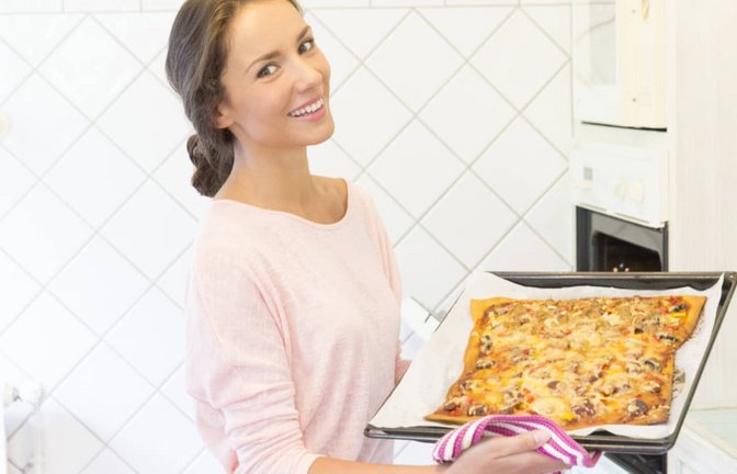 Pizzabacken für die ganze Familie - gibt es etwas Schöneres?<span class='image-autor'>imago/Jacques Alexandre</span>